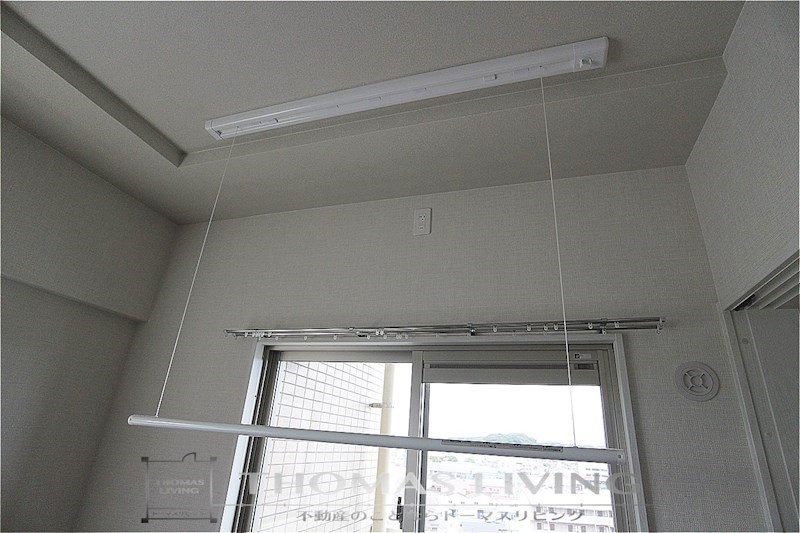 その他設備　室内物干し竿がついています。