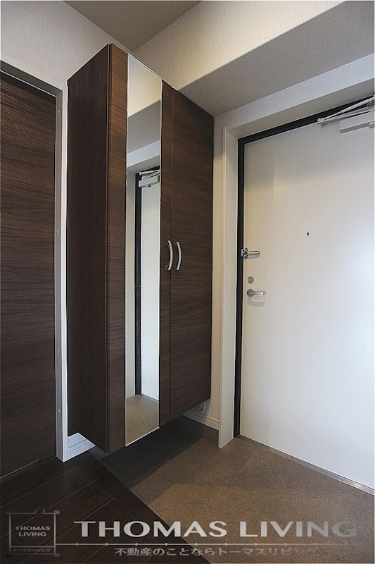 玄関　シューズボックスに姿見がついています。