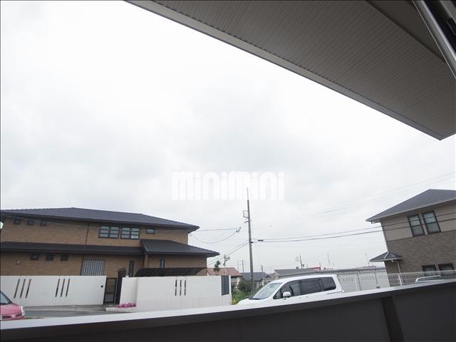 眺望　ベランダ前駐車場で、日当たり良好です。