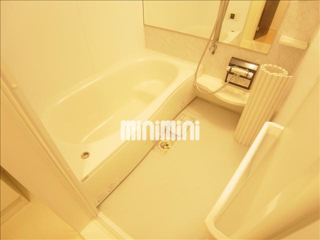 バス・シャワールーム　お風呂、追い焚き付きです。サーモスタット水栓で使いやすいです