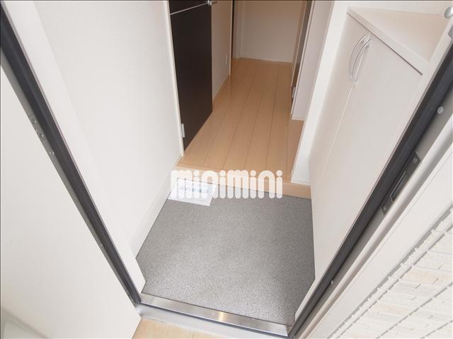 玄関　玄関スペース、下駄箱あります。