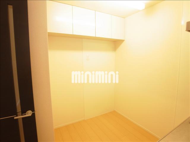 収納　キッチン後ろ、冷蔵庫・食器棚置き場