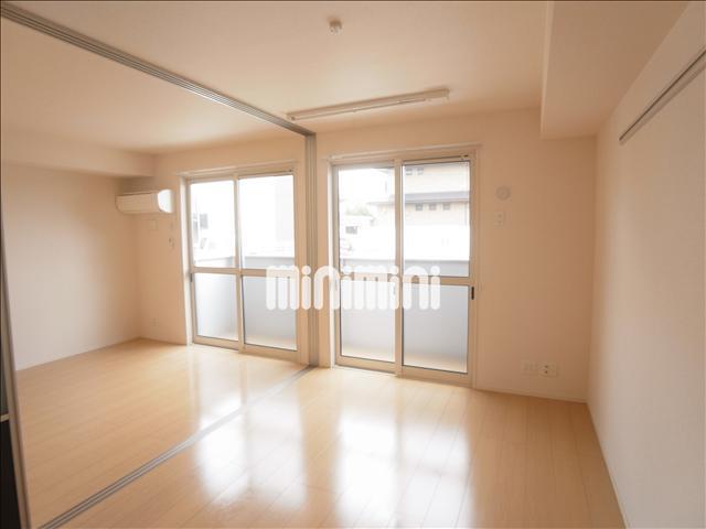 居室・リビング　６帖洋室、日当たり良好、収納力充実