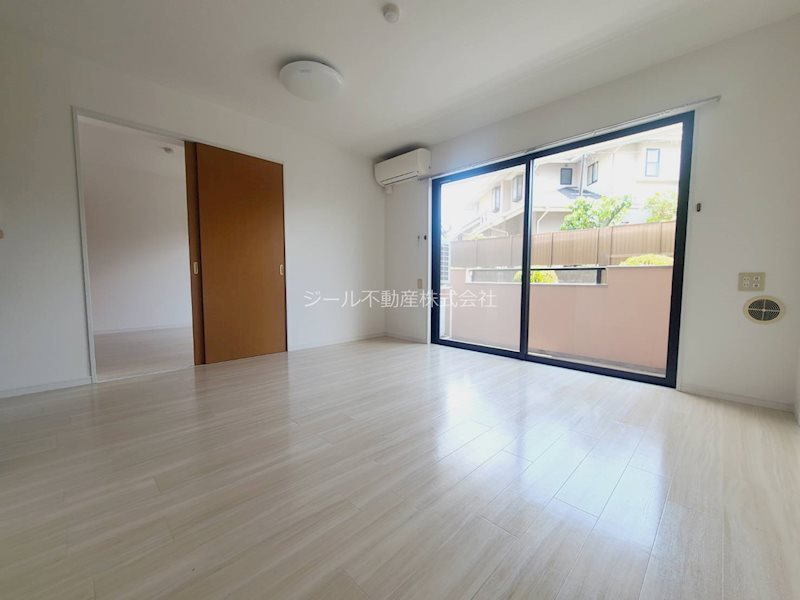 居室・リビング　窓が大きく、明るいリビング。