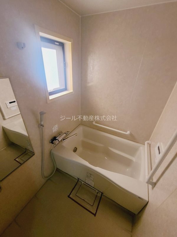 バス・シャワールーム　小窓付の浴室・追焚機能付き。