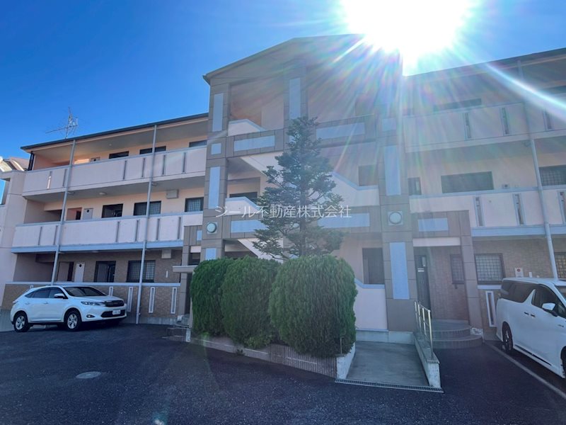 建物外観　近くに、公園・コンビニ・動物病院あり、住環境良好。