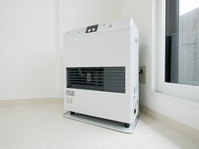 その他設備　経済的な灯油FF暖房です！