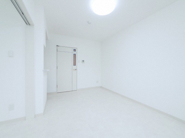 居室・リビング　白が基調の明るいお部屋です。