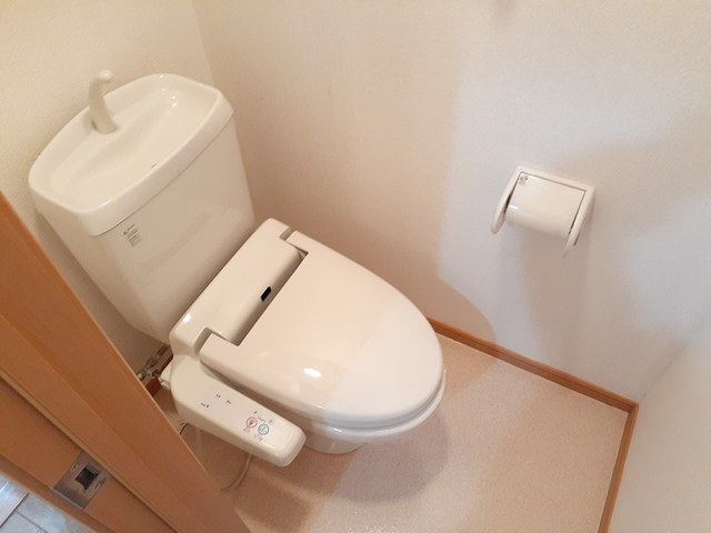 トイレ　温水洗浄便座付きで便利です♪