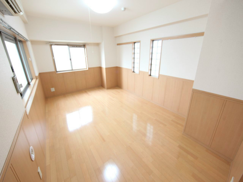 居室・リビング　洋室8帖　エアコン完備　バルコニー