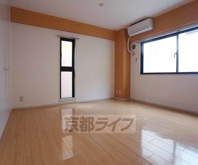 居室・リビング　広く明るい室内。