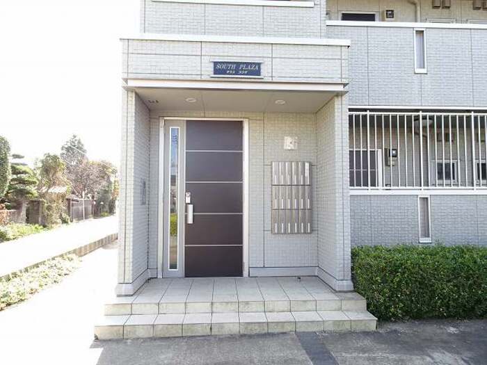 エントランス　落ち着いたエントランスです