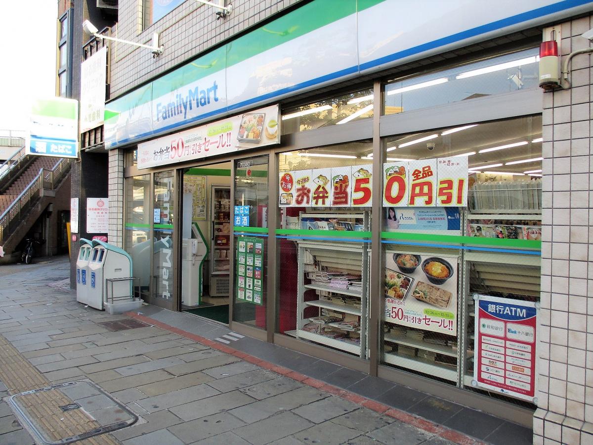 コンビニ　ファミリーマートJR長崎駅店（コンビニ）まで633m