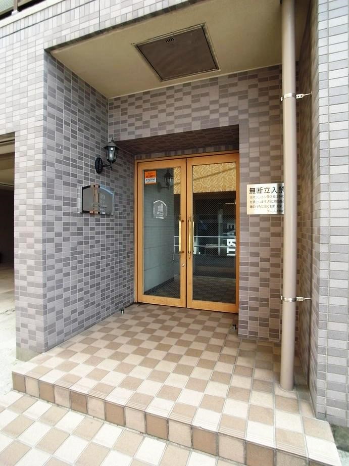 エントランス　弊社は全物件が仲介手数料半月分+税でご紹介可能です。