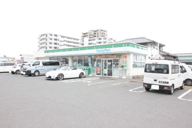 コンビニ　ファミリーマート　松島一丁目店（コンビニ）まで300m