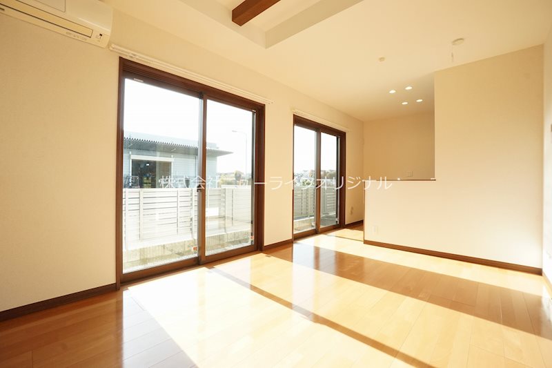 居室・リビング　天井の高い明るいリビングです