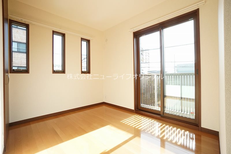 その他部屋・スペース　2階角部屋の為、二面採光で明るい洋室です