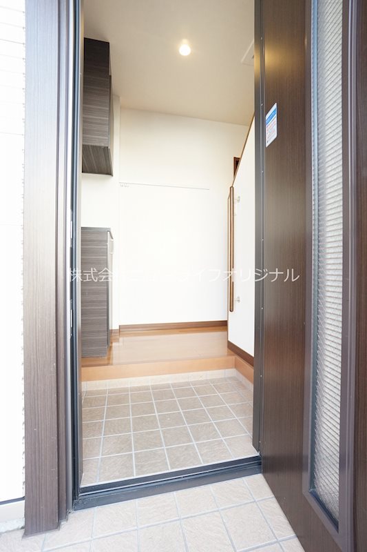 玄関　上下に分かれた使い勝手の良いシューズボックス。