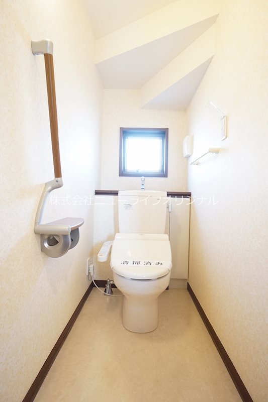 トイレ　窓があり、明るいトイレになっております。