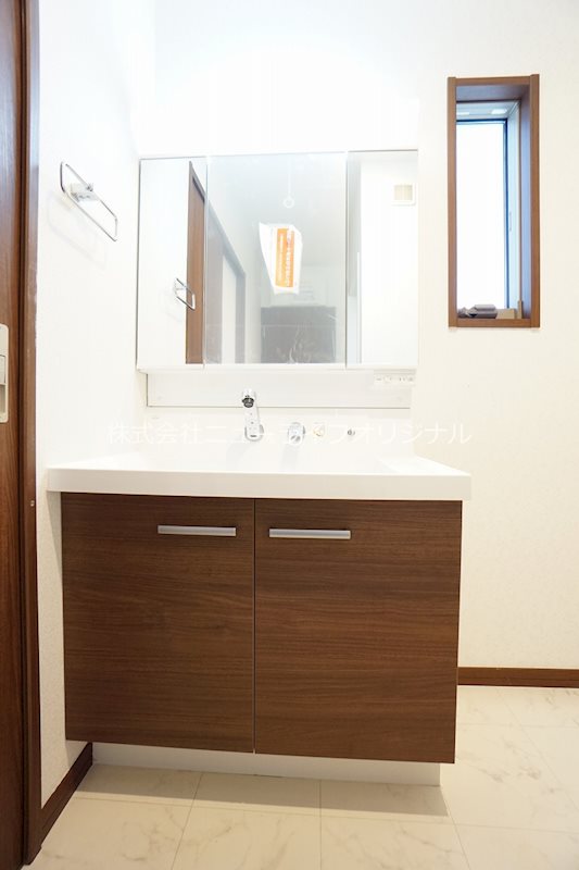 洗面設備　台所のすぐ横に洗面所があるので、家事の効率が良いです。