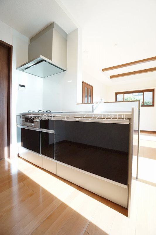 キッチン　グリル付き三つ口コンロでお料理もはかどります