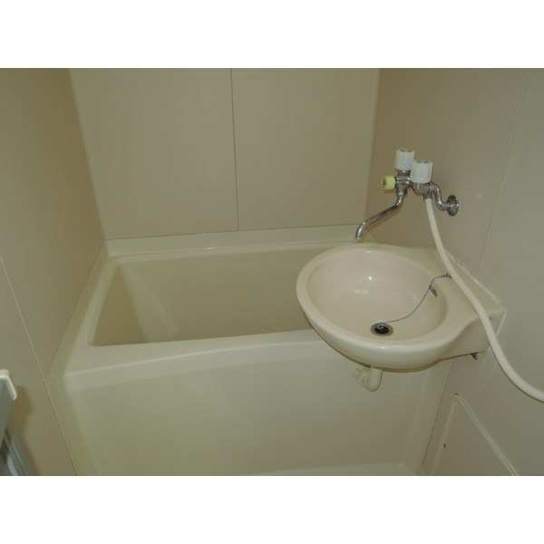 バス・シャワールーム　清潔感のある浴室です。