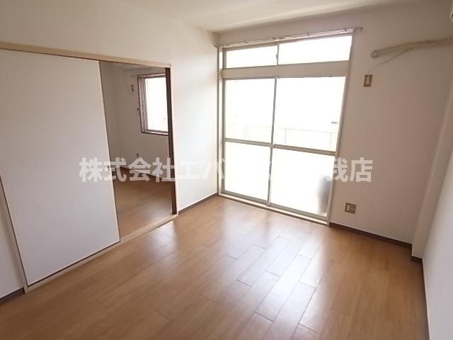 居室・リビング　こちらのリビングで趣味の時間をお楽しみください