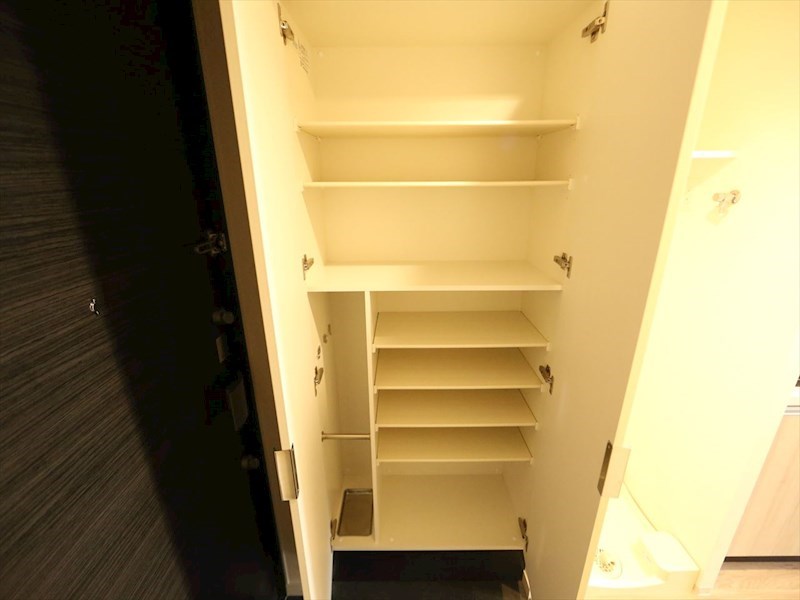 玄関　玄関　シューズボックス付（収納充実してます）　同仕様写真