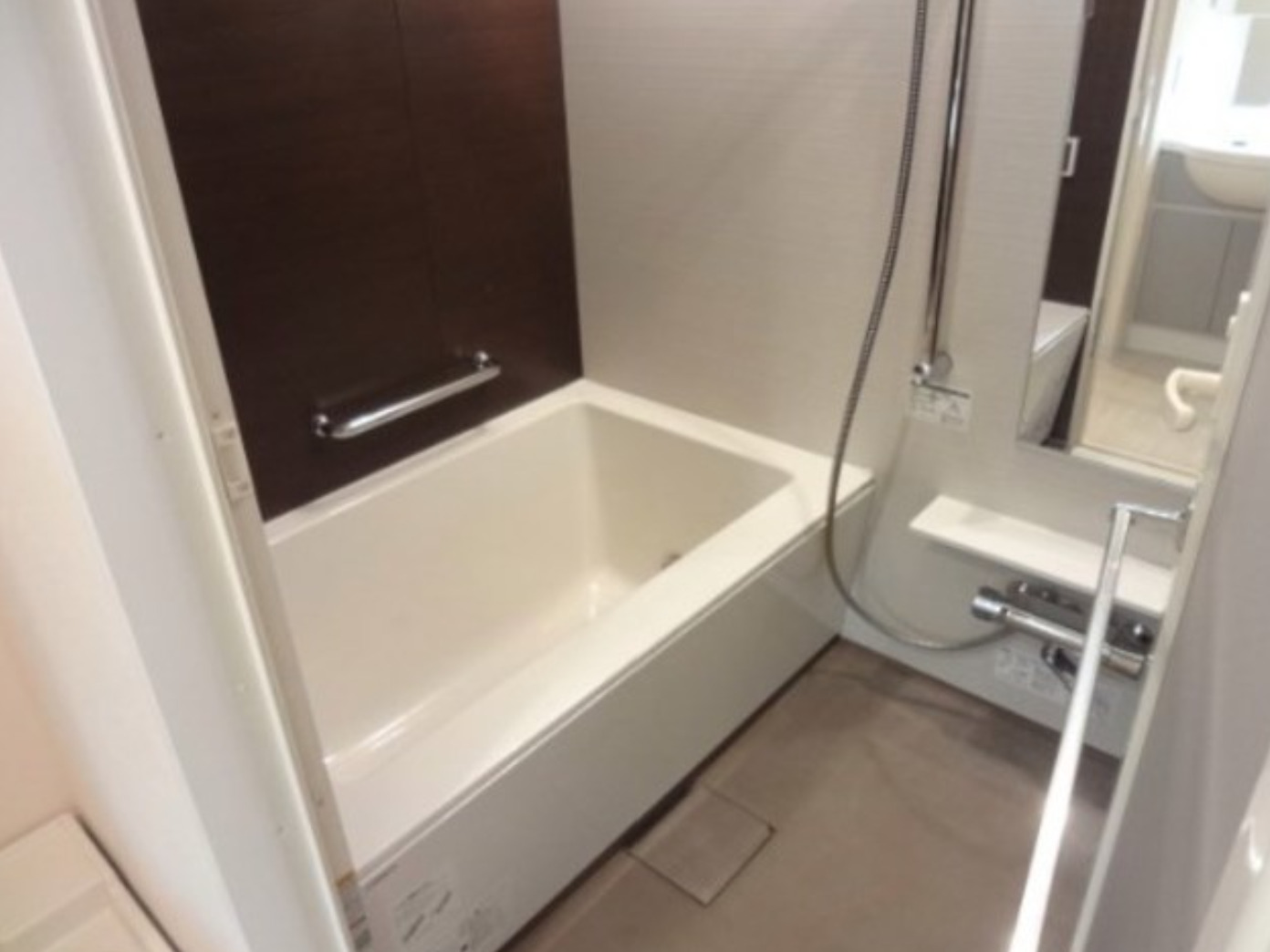 バス・シャワールーム　コンパクトで使いやすいお風呂です