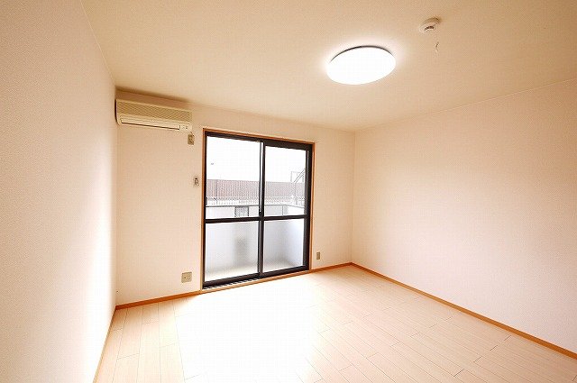 その他部屋・スペース　ベッドなどを置いてもゆとりあるお部屋です。