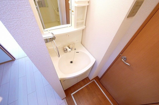 洗面設備　シャンプードレッサーなので洗面台のお手入れもしやすいです。