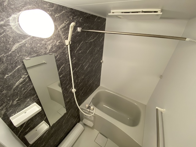 バス・シャワールーム　アクセントタイルでおしゃれな空間です。