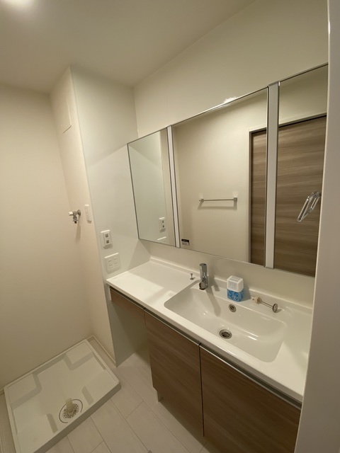 洗面設備　鏡は大きければ大きいほど良いですよね。