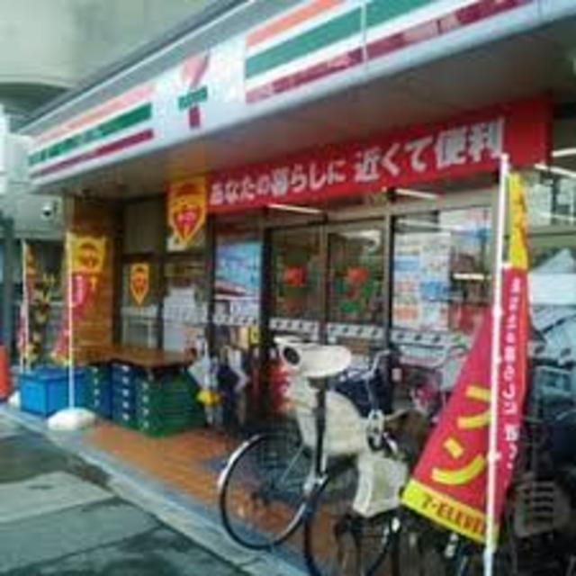 コンビニ　セブンイレブン大阪東淀川駅前店（コンビニ）まで304m