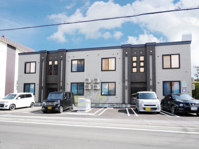 建物外観　夏も快適なエアコン付きの２ＬＤＫです♪