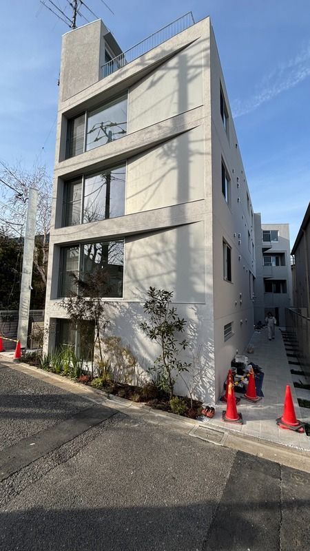 建物外観　鉄筋コンクリート造・総戸数は15戸です。
