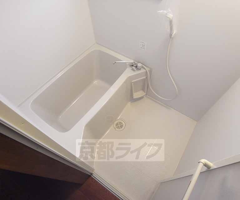 バス・シャワールーム　窓付きのバスルームです。