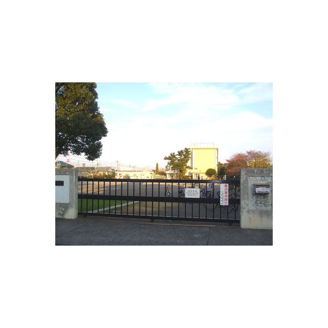 小学校　松ケ丘小学校（小学校）まで982m