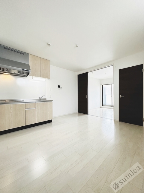 居室・リビング　内装は白を基調として建具とキッチンがグッと映えてます＾＾