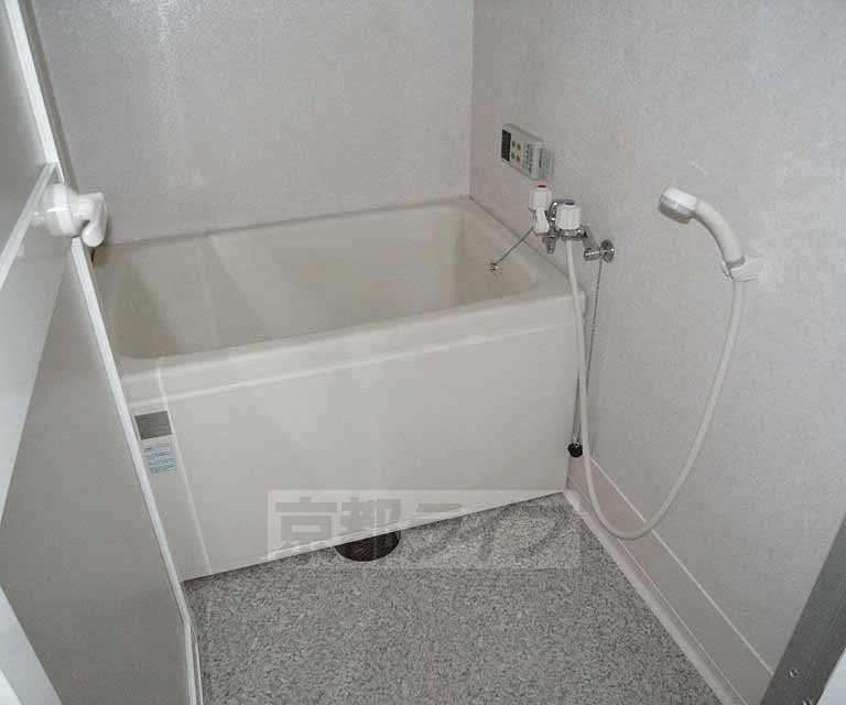 バス・シャワールーム　シャワー付きのお風呂です。