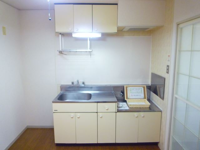 キッチン　上部収納つきのガスキッチン