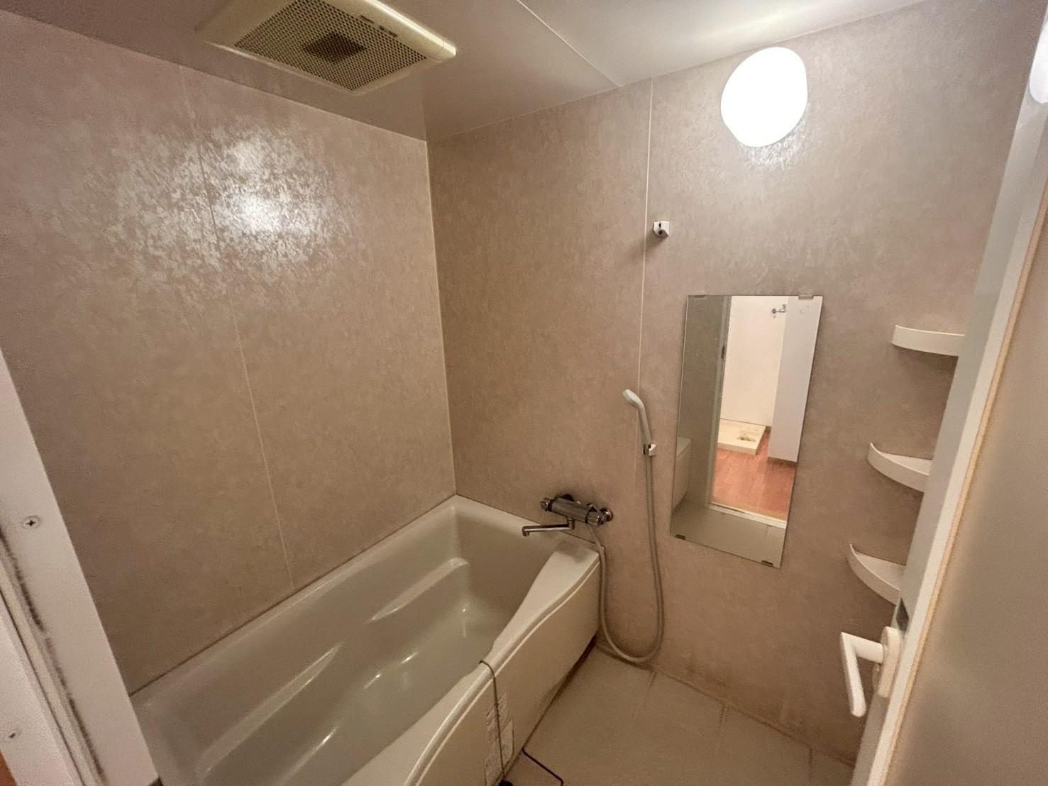 バス・シャワールーム　シャンプーなどを置ける棚付きの浴室です