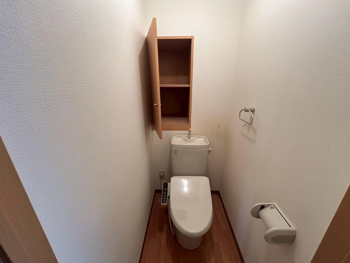 トイレ　収納棚付きのトイレです