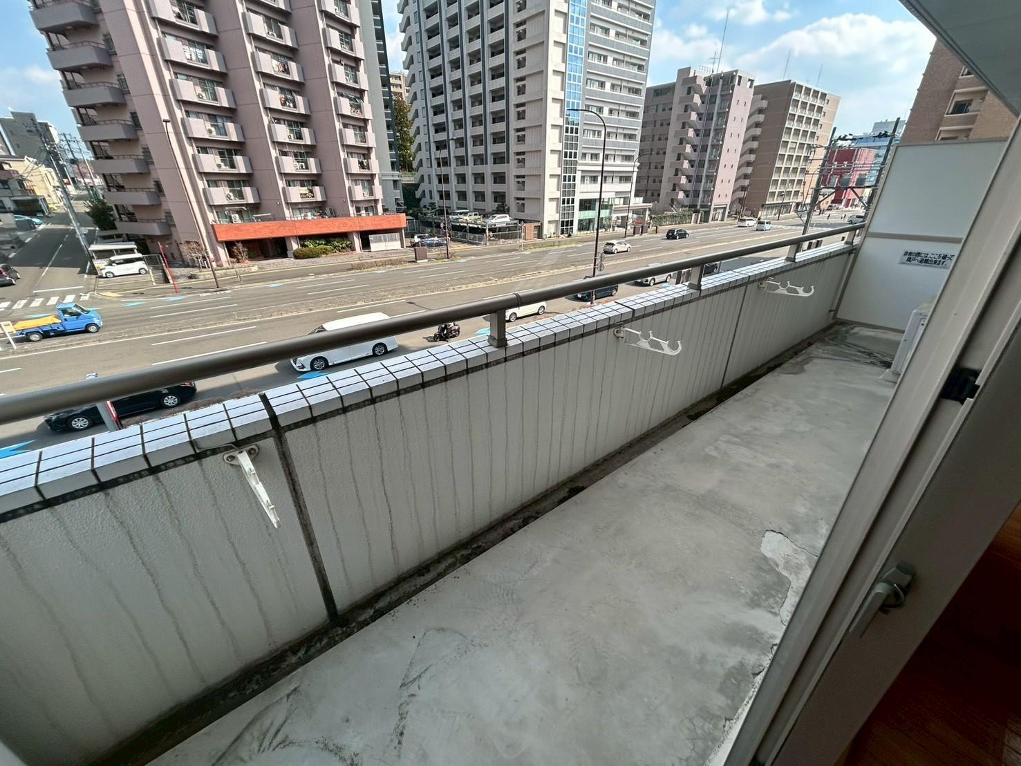 バルコニー　日差しが差し込み明るいベランダです