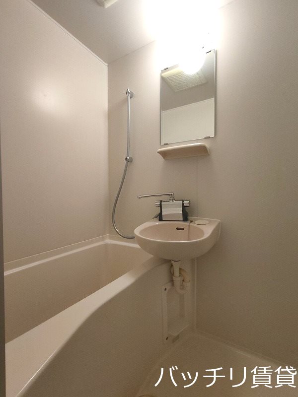 バス・シャワールーム　別号室写真の為、現況を優先致します。
