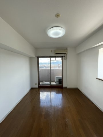 居室・リビング　イメージとして同マンション他部屋を表示しています