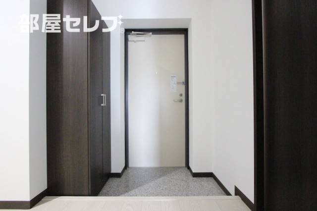 玄関　※階によりアクセントクロスが異なります。（５０１号室写真）