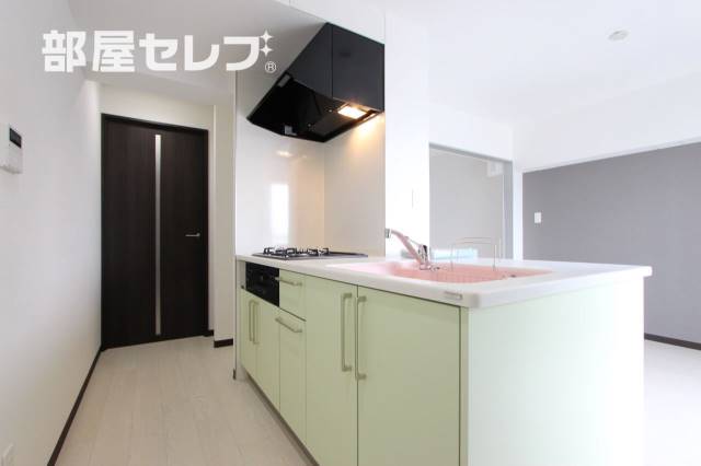 キッチン　※階によりアクセントクロスが異なります。（５０１号室写真）