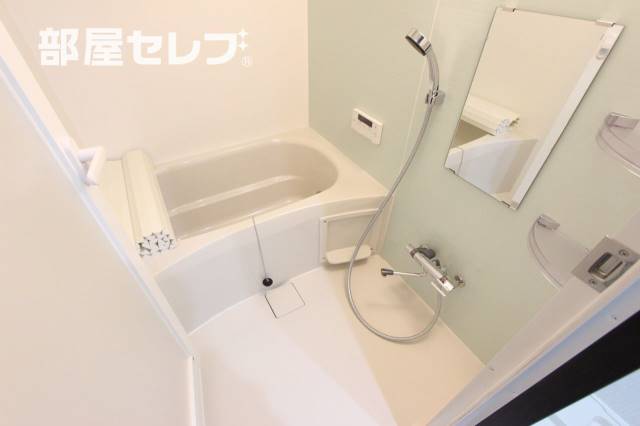 バス・シャワールーム　※階によりアクセントクロスが異なります。（５０１号室写真）