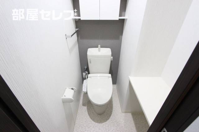 トイレ　※階によりアクセントクロスが異なります。（５０１号室写真）